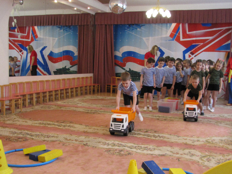 Эстафета "Перевези боеприпасы", группа "Грибочки"