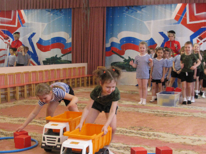 Эстафета "Перевези снаряды", группа "Землянички"
